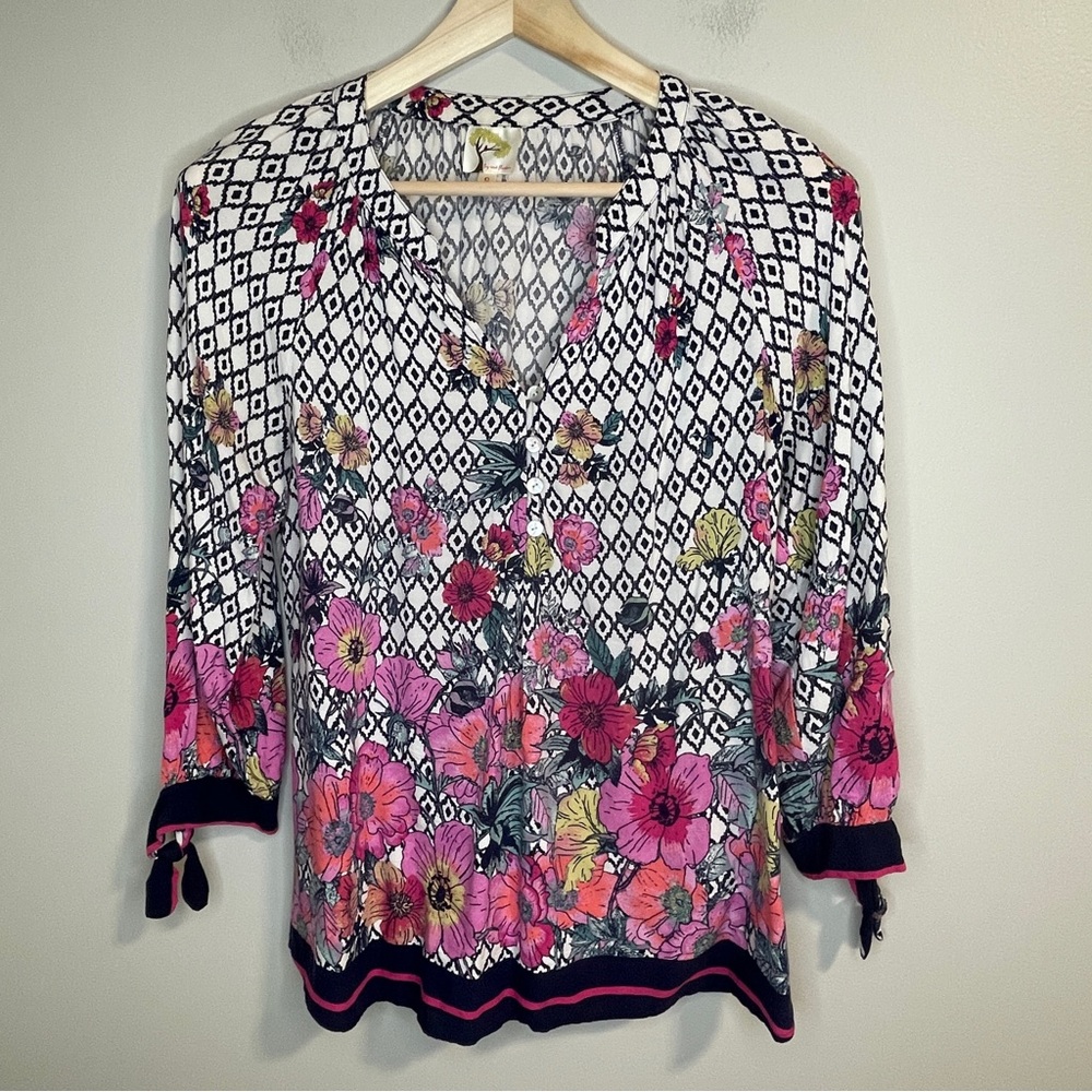 Fig and flower Small Black & White summer floral blouse